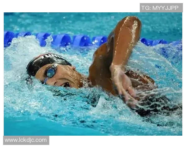 自由泳训练技巧与方法全面解析 提升游泳速度与技巧的关键要素